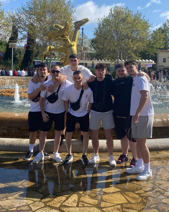 Mario con un grupo de amigos delante de una fuente