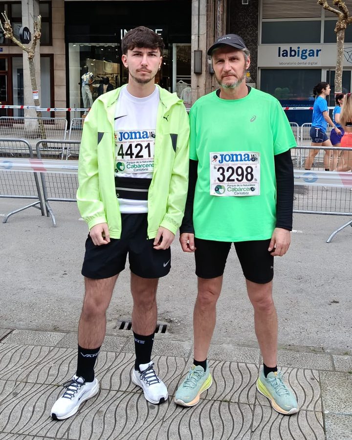 Mario y su padre con los dorsales puestos en una carrera popular